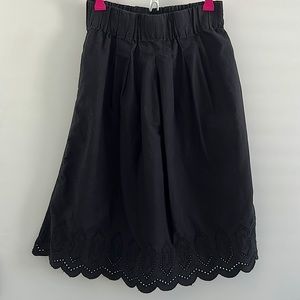 Cute midi skirt w lace pattern trim